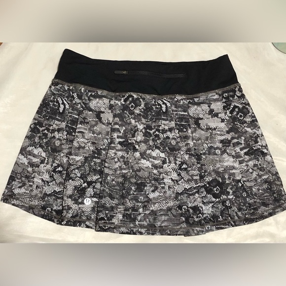 lululemon athletica Dresses & Skirts - Lululemon Athletica Pace Rival Black and White Skater Skirt